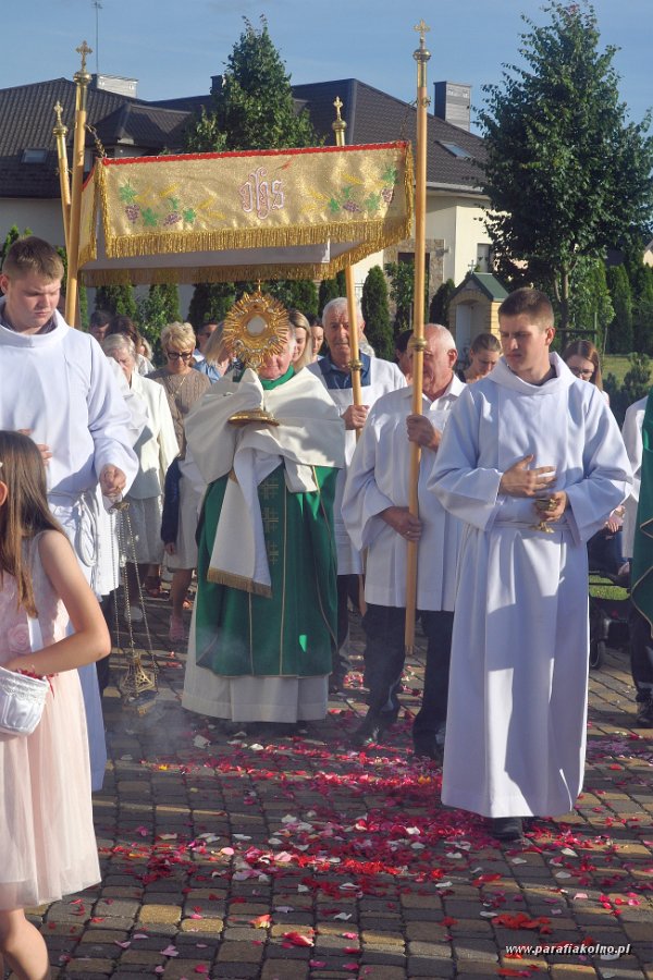 61 Procesja eucharystyczna.jpg